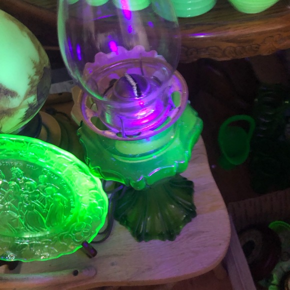 Vintage Green uranium Glass Oil Lamp - Picture 4 of 5